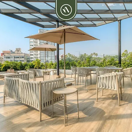 Luxury 2 Bedroom Condo - Rooftop Pool With City View
